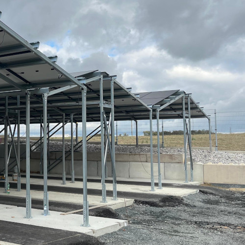 Montáž konstrukcí a fotovoltaických FV panelů na fotovoltaické elektrárně