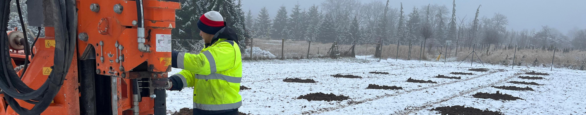 Realizace FVE a zemní práce na staveništi fotovoltaické elektrárny
